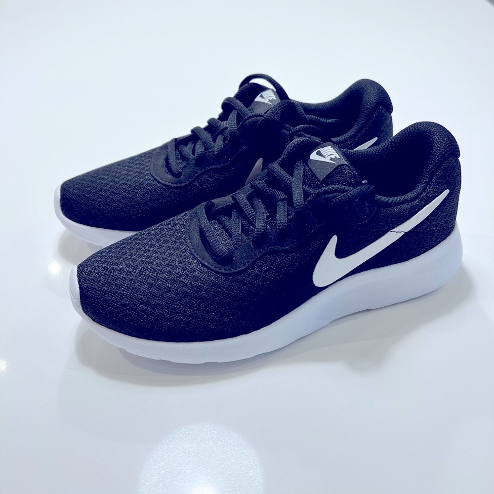 NIKE BRAND NEW Sneakers Size 6.5